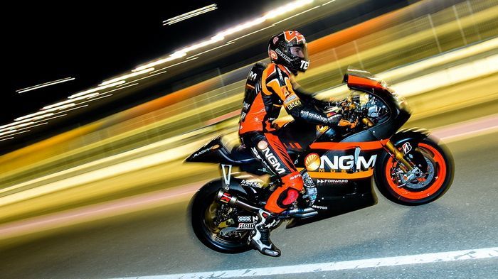 Όχι, δεν είναι στο Las Vegas! O Aleix Espargaro εντυπωσίασε για μία ακόμη φορά, στο νυχτερινό τεστ που έγινε στο Κατάρ.
